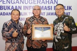 Bupati Kuningan berfoto bersama usai menerima penghargaan.
